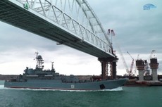 БДК «Азов» прошёл под центральной аркой Крымского моста БДК «Азов» прошёл под центральной аркой Крымского моста